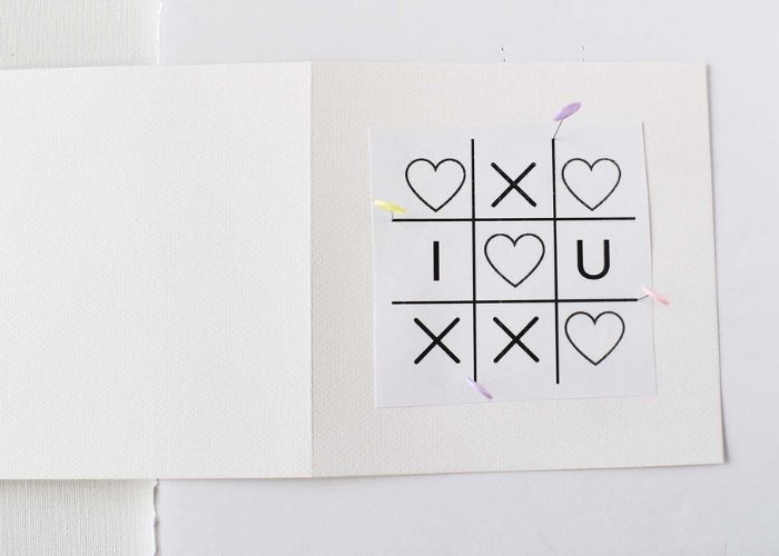 carte di carta per San Valentino: fai i buchi per trasferire il motivo