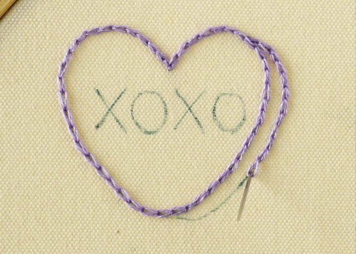 Ricamo a cuore viola