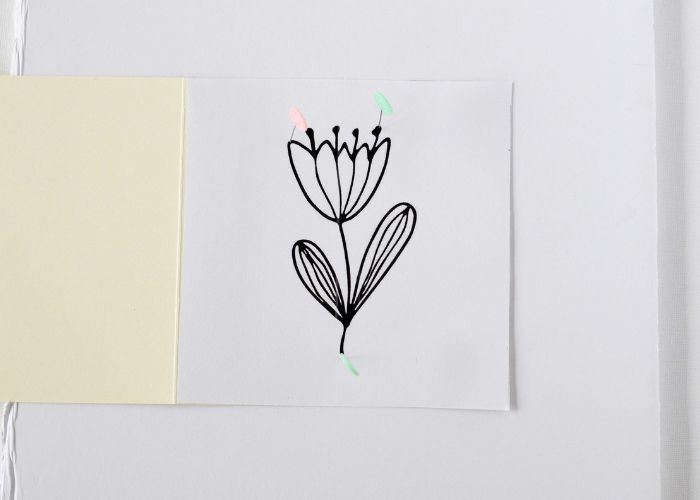 Blumenmuster auf die Karte gepinnt