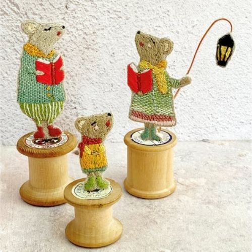 Christmas Carol Singing Bobbin Mice Mouse Family craft project auf Etsy